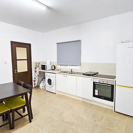Sky Line Rooms, 150m From Chabad Lubavitch 公寓 拉纳卡